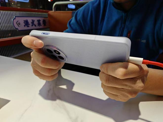 置迅速普及聊一加Ace5Pro尊龙凯时app无需等待旗舰配(图4)